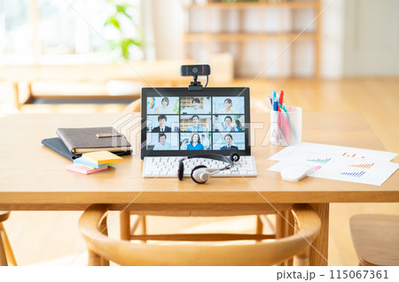 テレワーク中の画面　オンライン会議中のPC画面 115067361