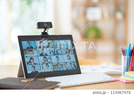 テレワーク　オンライン会議中のPC画面 115067478