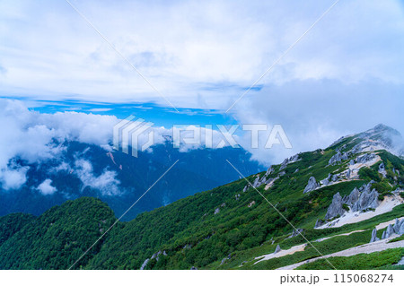 【登山素材】夏の燕岳の稜線と湧き上がる雲【長野県】 115068274