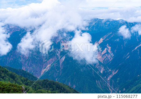 【登山素材】夏の燕岳の稜線と湧き上がる雲【長野県】 115068277