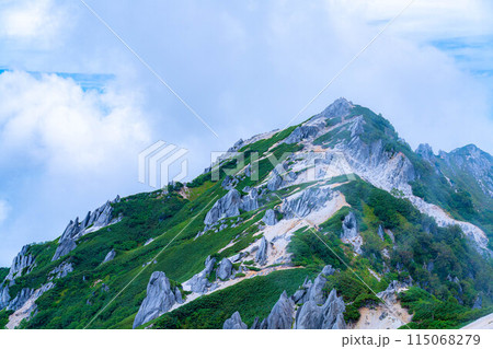 【登山素材】夏の燕岳の稜線と湧き上がる雲【長野県】 115068279