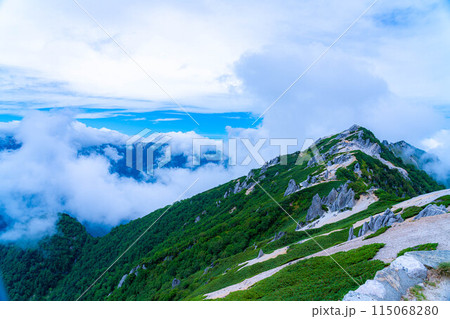 【登山素材】夏の燕岳の稜線と湧き上がる雲【長野県】 【登山素材】夏の燕岳の稜線と湧き上がる雲【長野県】 115068280