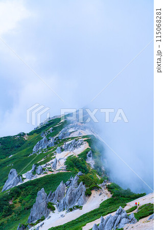【登山素材】夏の燕岳の稜線と湧き上がる雲【長野県】 115068281