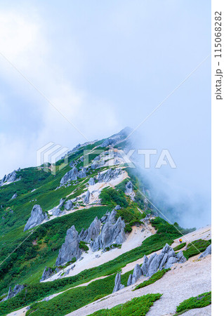 【登山素材】夏の燕岳の稜線と湧き上がる雲【長野県】 【登山素材】夏の燕岳の稜線と湧き上がる雲【長野県】 115068282