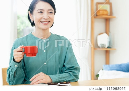 コーヒーを飲む女性 コーヒーを飲む女性 115068965