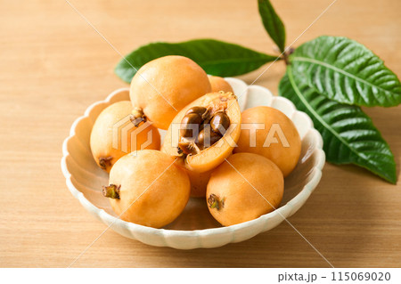 皿に盛った大粒のびわ 115069020