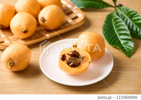 半分にカットしたびわ 半分にカットしたびわ 115069066