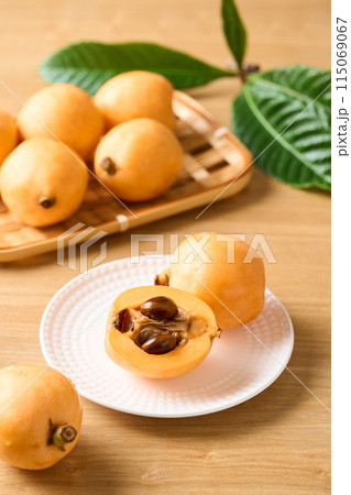 半分にカットしたびわ 115069067