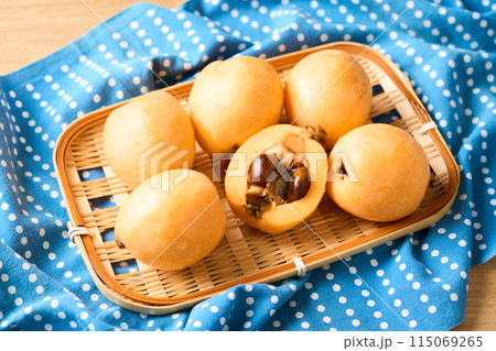 ざるに盛った大粒のびわ 115069265