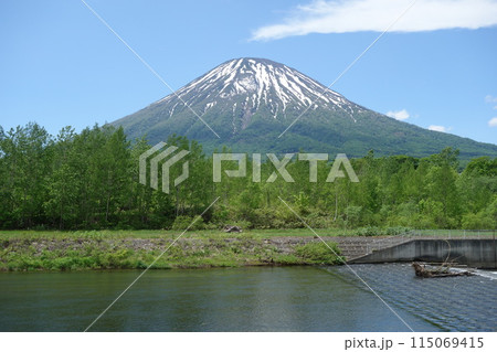 雪の残る羊蹄山 115069415