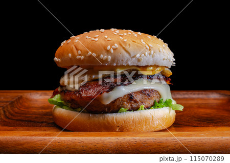 BLT ベーコンエッグレタスハンバーガー　黒背景 115070289