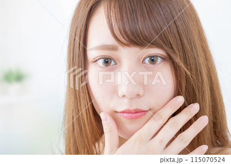 見つめる若い女性 115070524