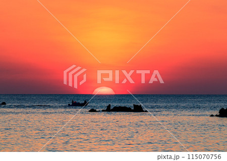 夕暮れの海 日没の瞬間 夕暮れの海 日没の瞬間 115070756