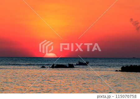 夕暮れの海 日没の瞬間 夕暮れの海 日没の瞬間 115070758