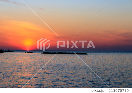 夕暮れの海 日没の瞬間 夕暮れの海 日没の瞬間 115070759