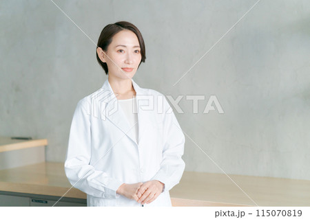 白衣を着た女性のポートレート 白衣を着た女性のポートレート 115070819