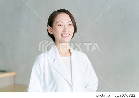 白衣を着た女性のポートレート 115070822