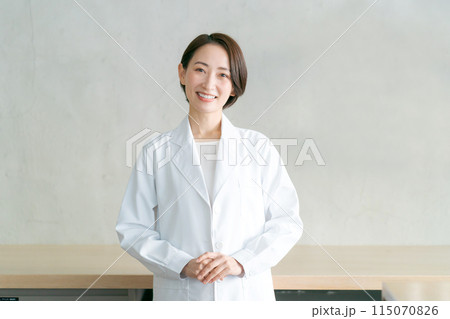 白衣を着た女性のポートレート 白衣を着た女性のポートレート 115070826