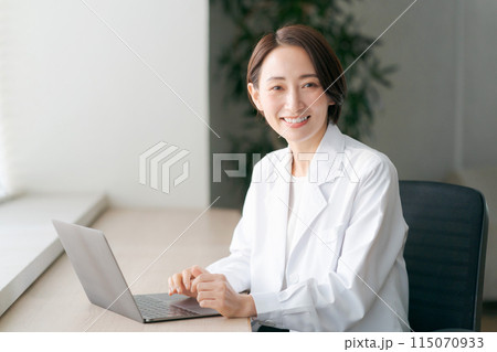 診察をする白衣の女性 診察をする白衣の女性 115070933