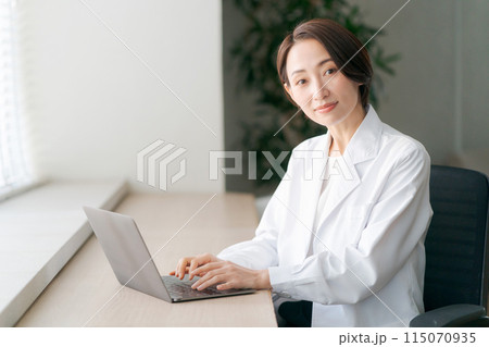 診察をする白衣の女性 115070935