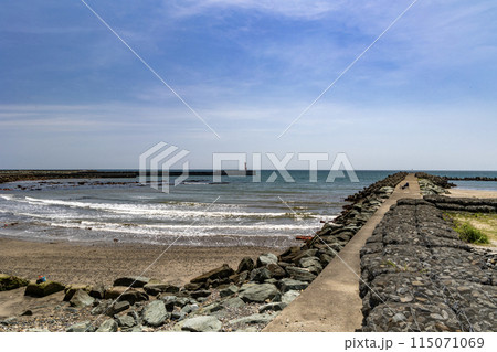 茨城県日立市　会瀬港の防波堤と灯台 115071069