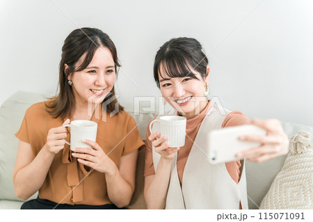 カフェで友達と自撮り・セルフィーをするアジア人女性 115071091