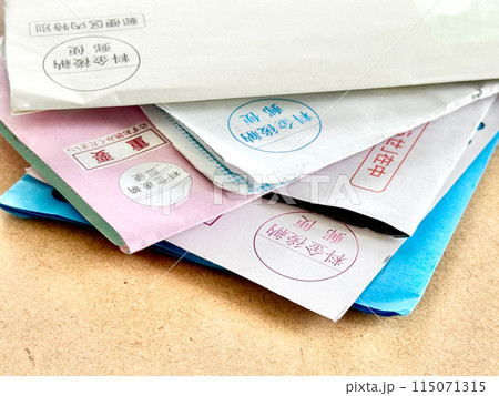 封を開けたたくさんの郵便物クローズアップ 115071315