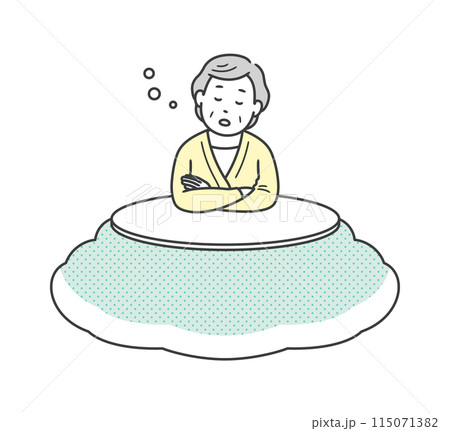 こたつに入って居眠りをする高齢女性 115071382