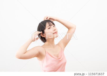 若い女性のボディケア 115071637