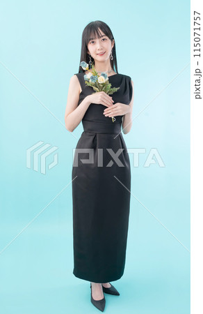 ワンピースの女性 115071757