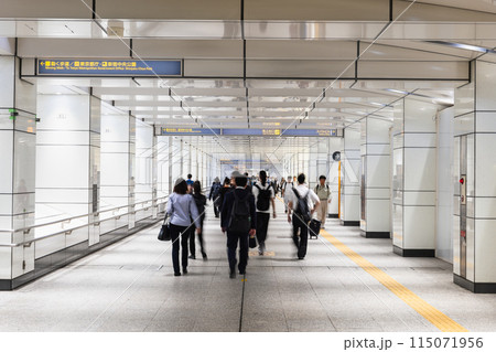 新宿駅西口　地下通路 115071956