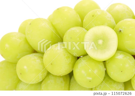 シャインマスカット カット 断面 皮ごと食べられるブドウ 明るい背景 シャインマスカット カット 断面 皮ごと食べられるブドウ 明るい背景 115072626