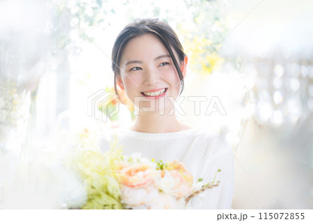 花を育てる若い女性 花に囲まれた生活や丁寧な暮らし 花屋などのアルバイトや働くイメージ 花を育てる若い女性 花に囲まれた生活や丁寧な暮らし 花屋などのアルバイトや働くイメージ 115072855