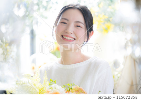 花を育てる若いカメラ女性　花に囲まれた生活や丁寧な暮らし　花屋などのアルバイトや働くイメージ 115072858