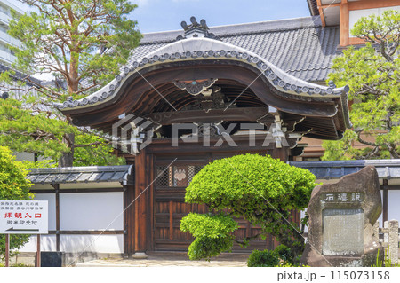 新緑の京都　本法寺　唐門 115073158
