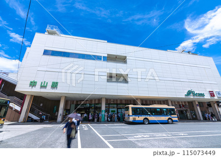 日本の横浜都市景観 横浜市緑区の中山駅などを望む 115073449