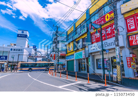 日本の横浜都市景観 横浜市緑区の中山駅前にある中山商店街などを望む 115073450