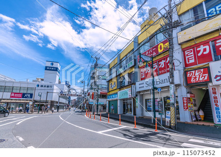 日本の横浜都市景観 横浜市緑区の中山駅前にある中山商店街などを望む 115073452