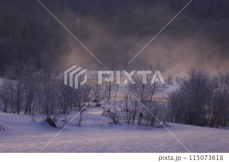 岩手県西和賀町 朝焼けの冬景色 岩手県西和賀町 朝焼けの冬景色 115073618