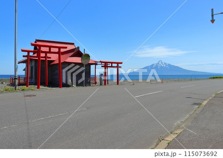 礼文島の見内神社と利尻富士 115073692