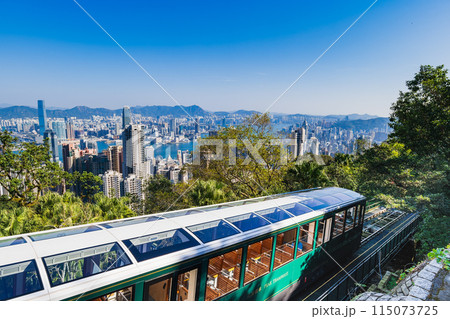 香港　ピークトラムとビクトリアハーバー 115073725