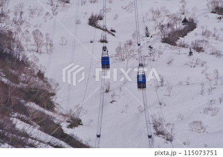 5月上旬の立山黒部アルペンルート　大観峰の立山ロープウェイとタンボ平 115073751