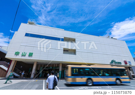 日本の横浜都市景観 横浜市緑区の中山駅などを望む 115073870