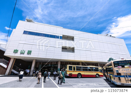 日本の横浜都市景観 横浜市緑区の中山駅などを望む 115073874