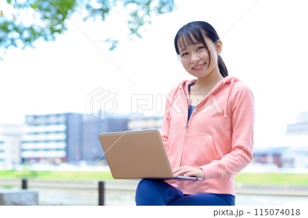 屋外で空き時間にパソコンを扱う女性 テレワーク ノマドワーク 働き方改革 トリミングアップ 屋外で空き時間にパソコンを扱う女性 テレワーク ノマドワーク 働き方改革 トリミングアップ 115074018