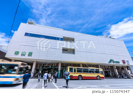 日本の横浜都市景観 横浜市緑区の中山駅などを望む 115074347
