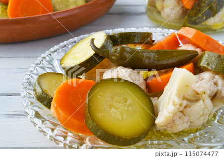 野菜のエスカベーチェ(メキシコ料理)Verduras en escabeche 野菜のエスカベーチェ(メキシコ料理)Verduras en escabeche 115074477