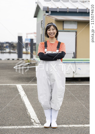 魚港に立つ水産業の女性 115074610