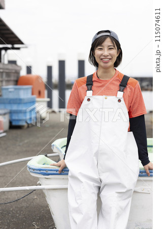 魚港に立つ水産業の女性 115074611