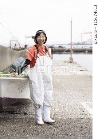 魚港に立つ水産業の女性 115074613